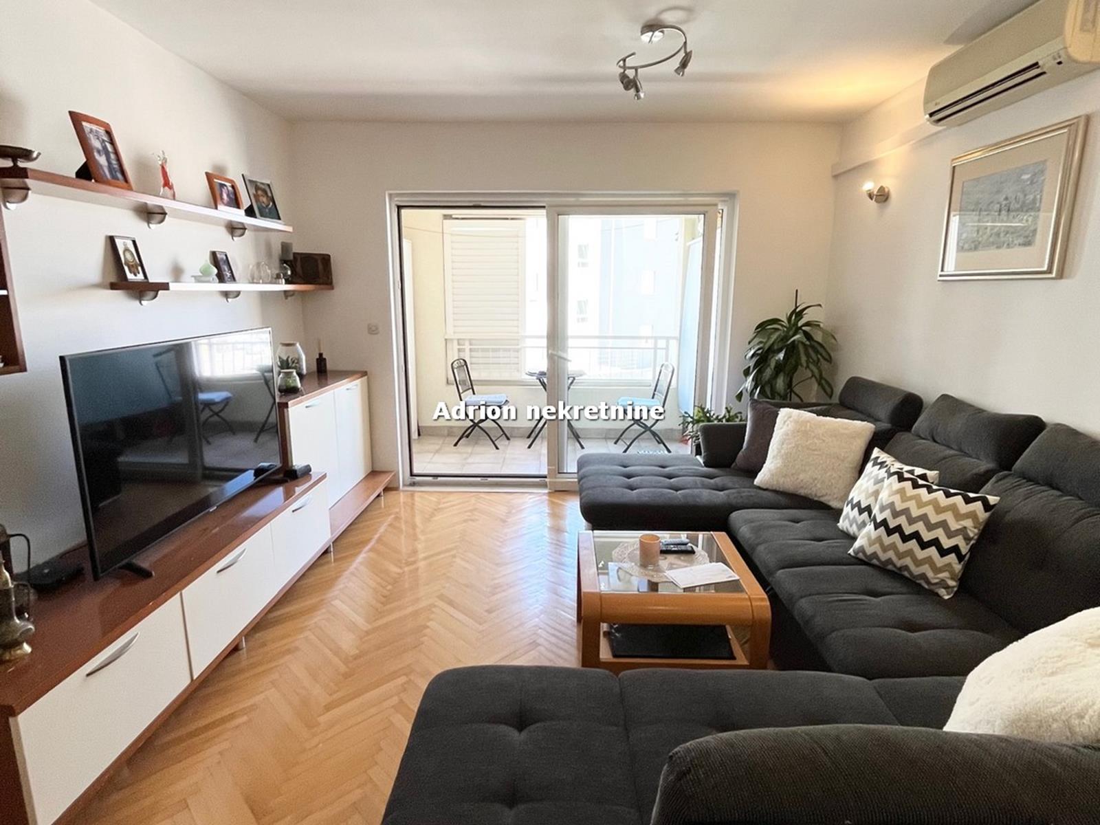 Three-room apartment in Makarska