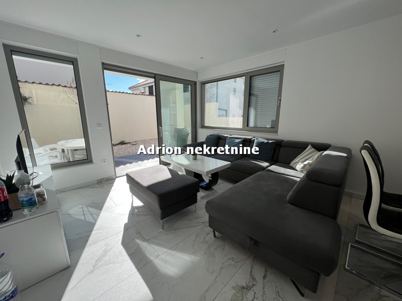 atraktivan dvosoban stan Makarska