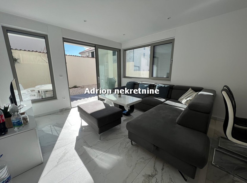 atraktivan dvosoban stan Makarska