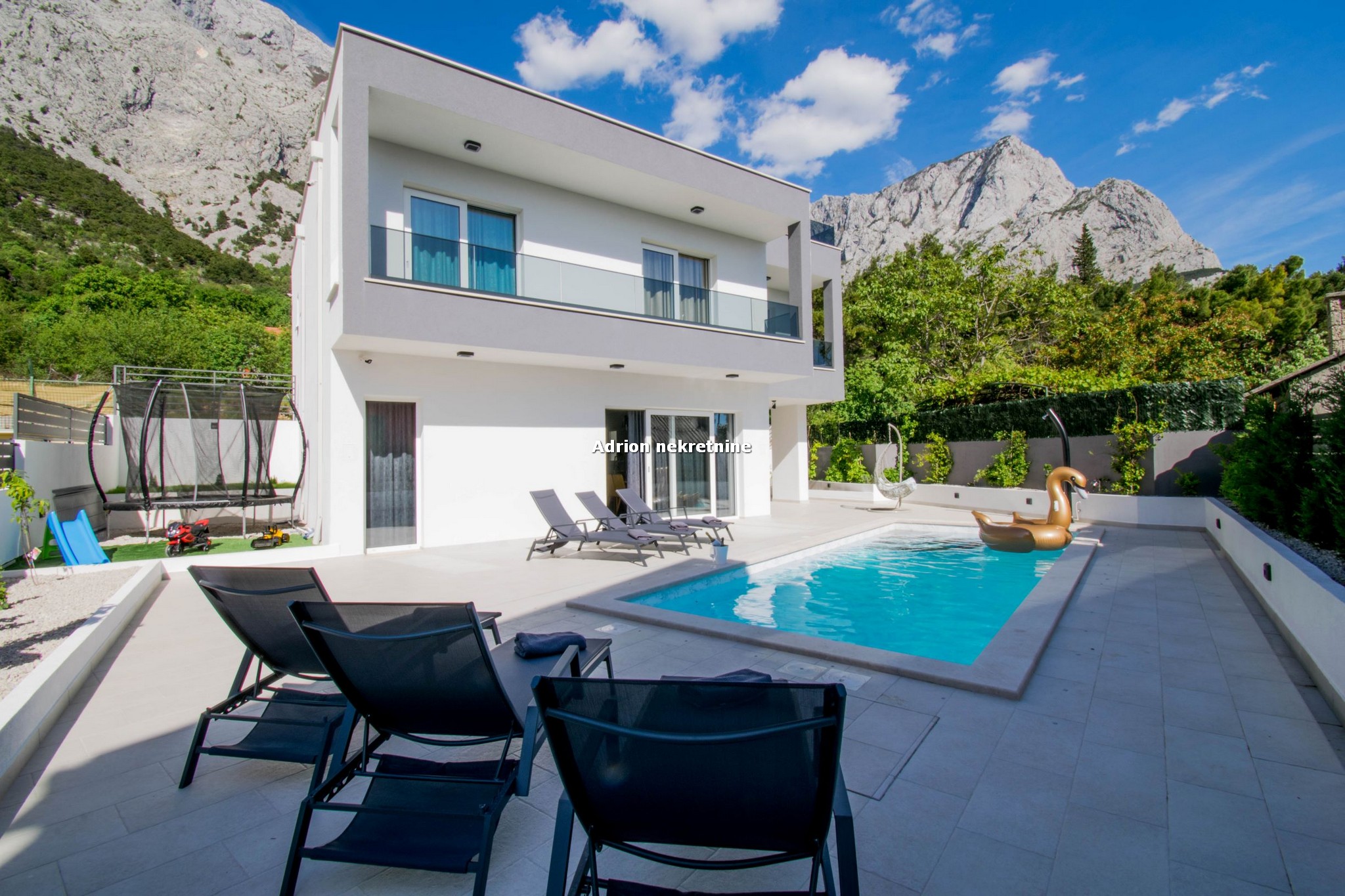 vila s bazenom makarska